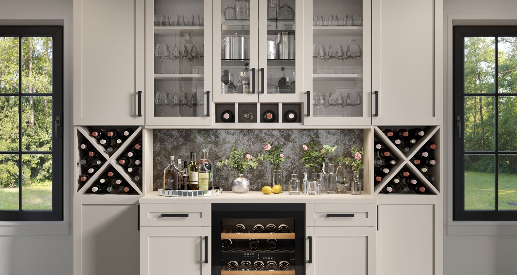 Despensa de cocina personalizada, estantes abiertos, gabinetes, almacenamiento de vino con rejillas en X y puertas de vidrio de California Closets